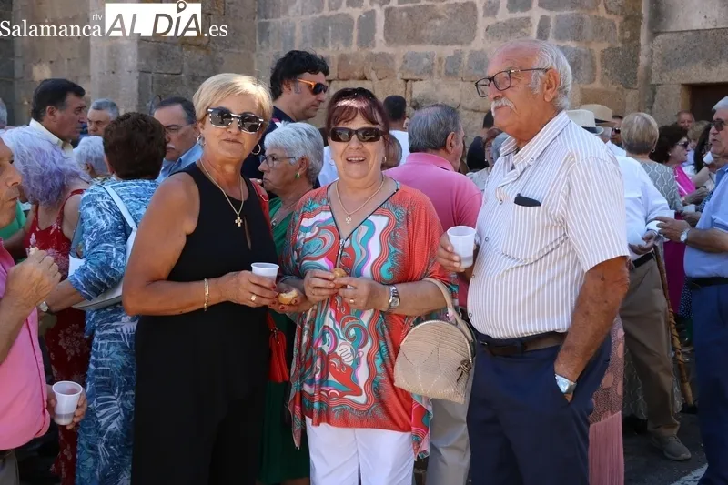 Actos religiosos en honor a San Bernardo en Masueco, exposición de casullas y dalmáticas, y convite  / CORRAL