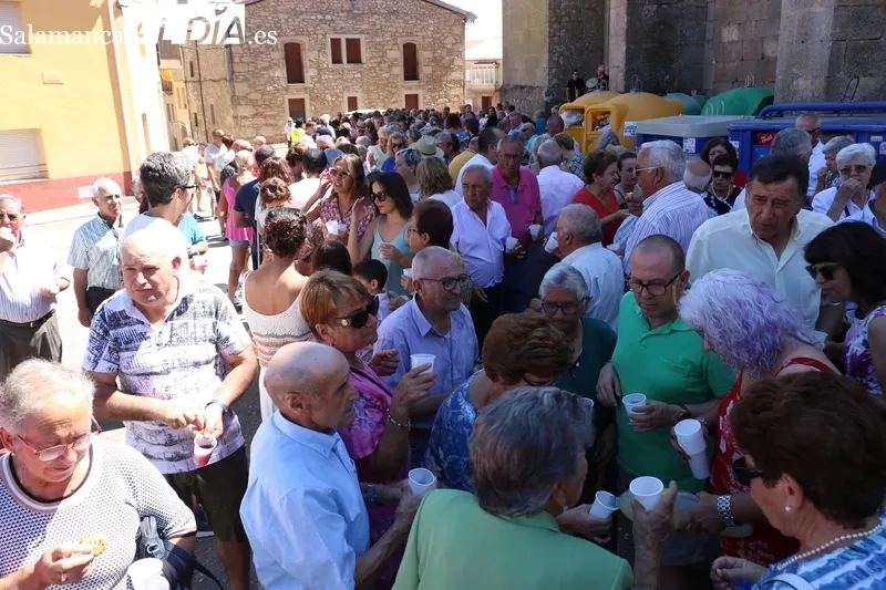 Actos religiosos en honor a San Bernardo en Masueco, exposición de casullas y dalmáticas, y convite  / CORRAL
