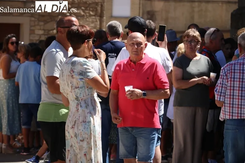 Actos religiosos en honor a San Bernardo en Masueco, exposición de casullas y dalmáticas, y convite  / CORRAL