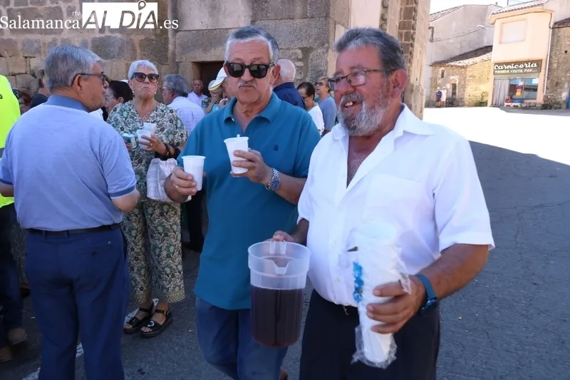 Actos religiosos en honor a San Bernardo en Masueco, exposición de casullas y dalmáticas, y convite  / CORRAL