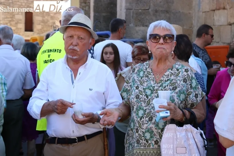 Actos religiosos en honor a San Bernardo en Masueco, exposición de casullas y dalmáticas, y convite  / CORRAL
