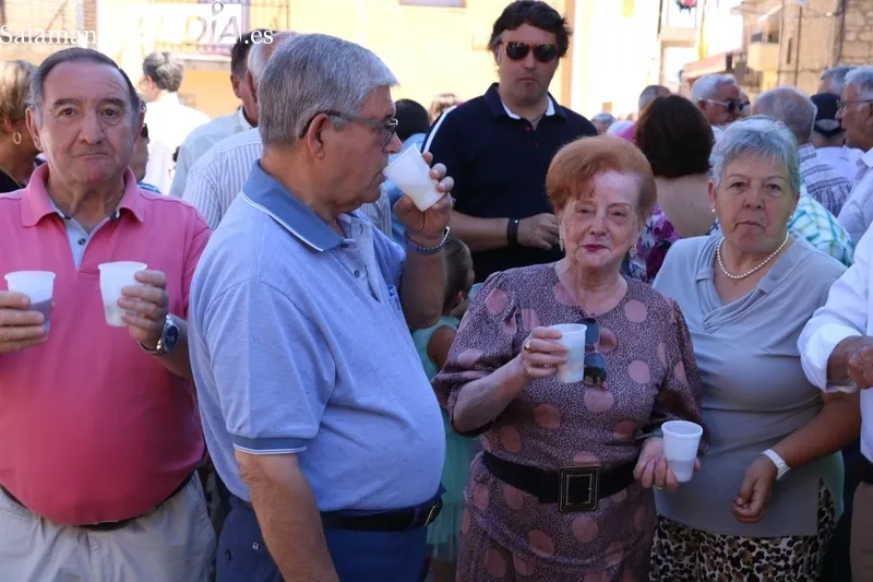 Actos religiosos en honor a San Bernardo en Masueco, exposición de casullas y dalmáticas, y convite  / CORRAL