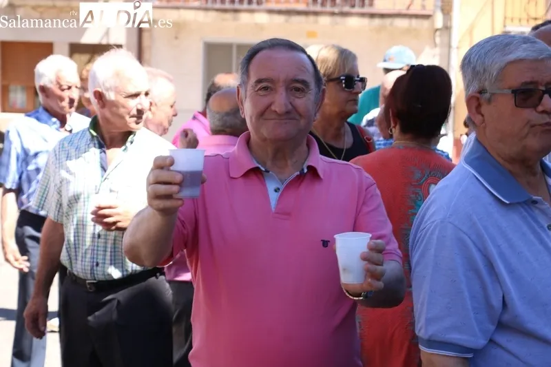 Actos religiosos en honor a San Bernardo en Masueco, exposición de casullas y dalmáticas, y convite  / CORRAL