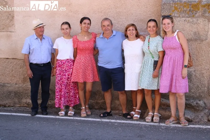 Actos religiosos en honor a San Bernardo en Masueco, exposición de casullas y dalmáticas, y convite  / CORRAL