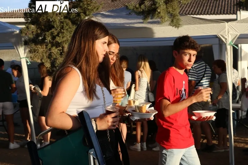 La merienda de carne de novillo con patatas es el primer acontecimiento multitudinario de las fiestas de Villavieja de Yeltes / CORRAL