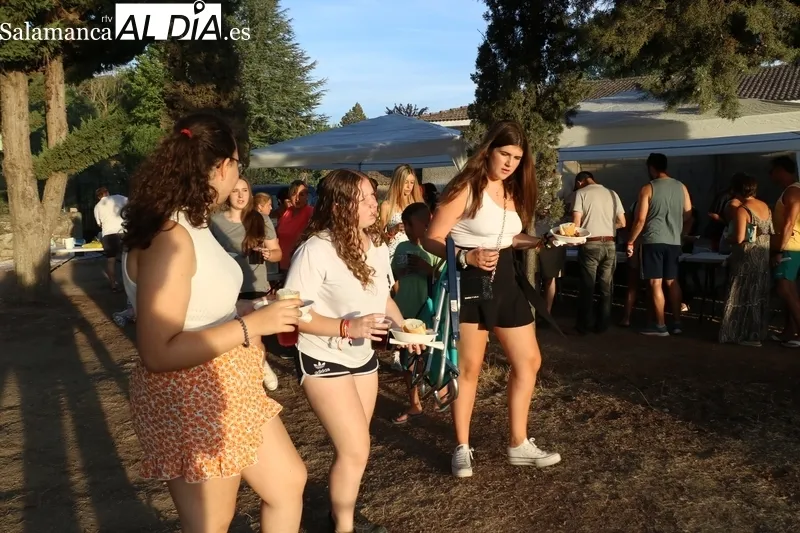 La merienda de carne de novillo con patatas es el primer acontecimiento multitudinario de las fiestas de Villavieja de Yeltes / CORRAL