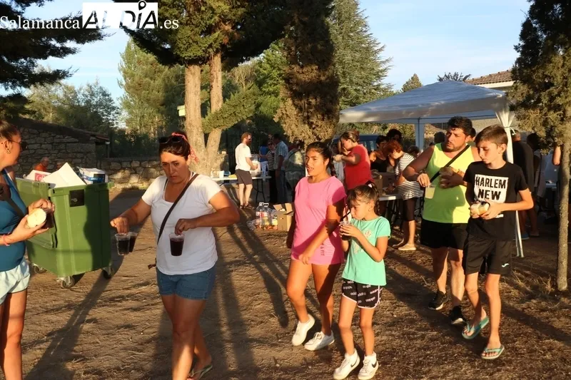 La merienda de carne de novillo con patatas es el primer acontecimiento multitudinario de las fiestas de Villavieja de Yeltes / CORRAL