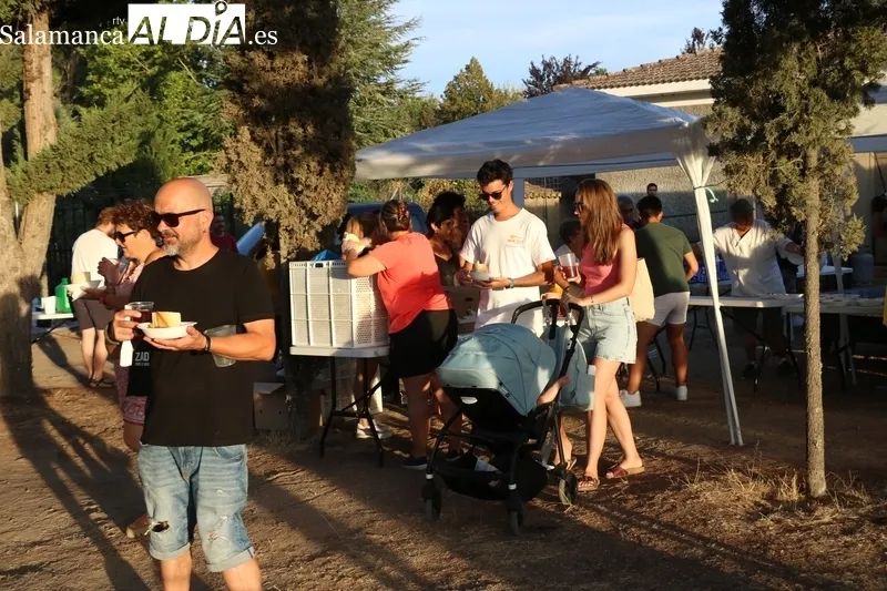 La merienda de carne de novillo con patatas es el primer acontecimiento multitudinario de las fiestas de Villavieja de Yeltes / CORRAL