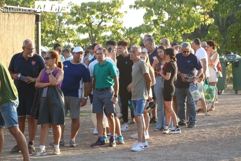 La merienda de carne de novillo con patatas es el primer acontecimiento multitudinario de las fiestas de Villavieja de Yeltes / CORRAL