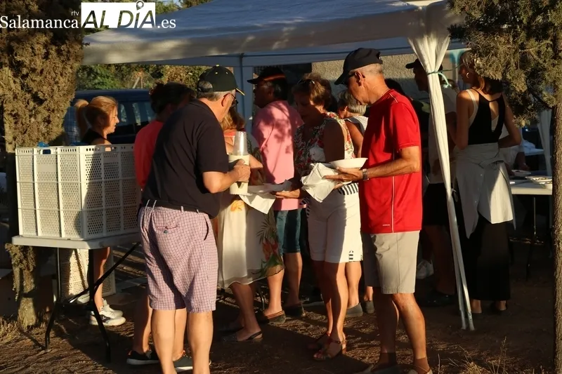 La merienda de carne de novillo con patatas es el primer acontecimiento multitudinario de las fiestas de Villavieja de Yeltes / CORRAL