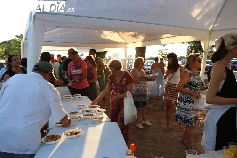 La merienda de carne de novillo con patatas es el primer acontecimiento multitudinario de las fiestas de Villavieja de Yeltes / CORRAL
