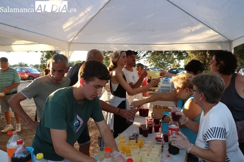 La merienda de carne de novillo con patatas es el primer acontecimiento multitudinario de las fiestas de Villavieja de Yeltes / CORRAL