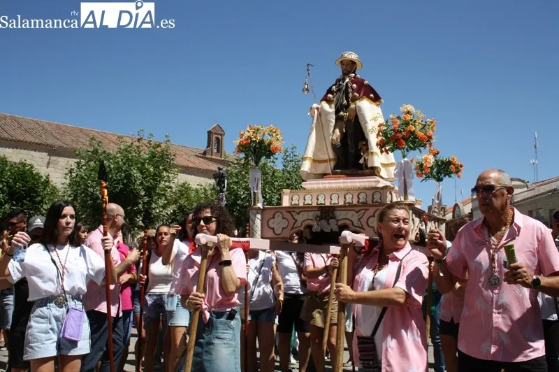 Macotera ha celebrado un año más su multitudinaria procesión de San Roque