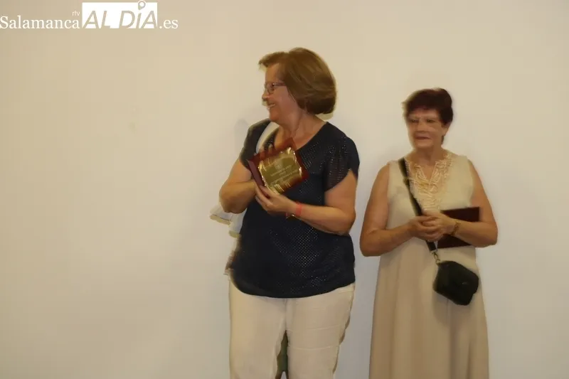 En la entrega de placas intervinieron las concejalas concejalas Silvia Amaro y Asunción Sánchez / CORRAL