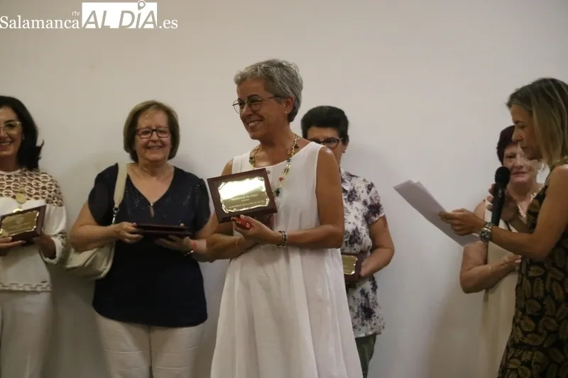 En la entrega de placas intervinieron las concejalas concejalas Silvia Amaro y Asunción Sánchez / CORRAL