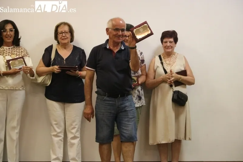 En la entrega de placas intervinieron las concejalas concejalas Silvia Amaro y Asunción Sánchez / CORRAL
