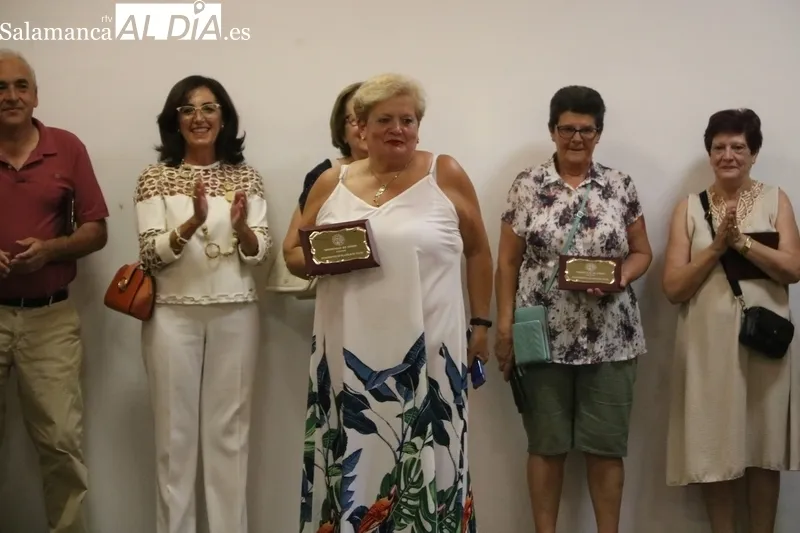 En la entrega de placas intervinieron las concejalas concejalas Silvia Amaro y Asunción Sánchez / CORRAL