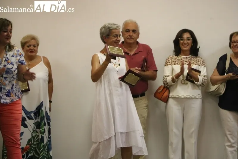 En la entrega de placas intervinieron las concejalas concejalas Silvia Amaro y Asunción Sánchez / CORRAL