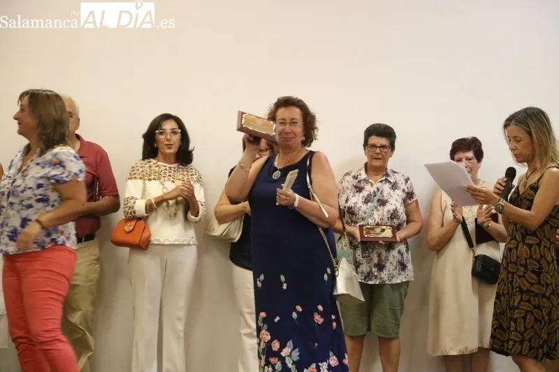 En la entrega de placas intervinieron las concejalas concejalas Silvia Amaro y Asunción Sánchez / CORRAL