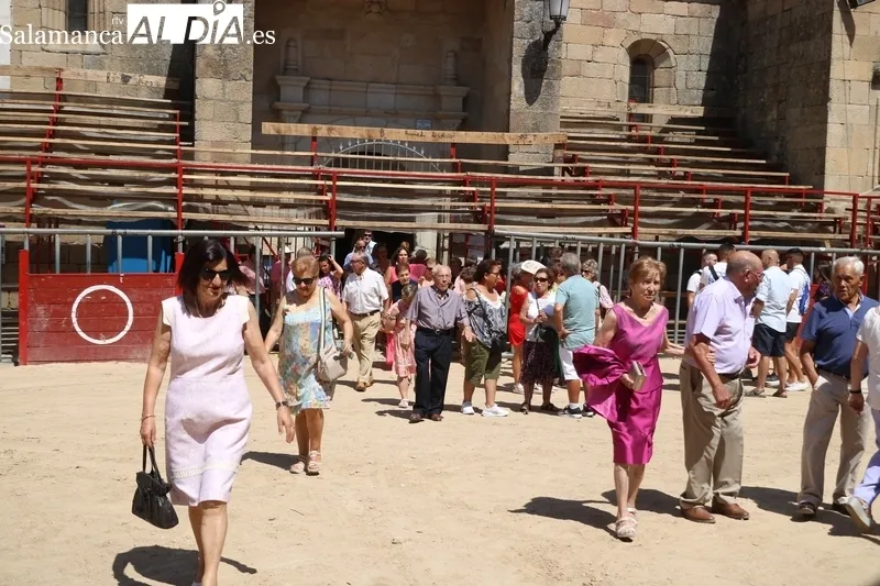 Procesión de San Bartolo por las calles de Aldeadávila de la Ribera / FOTOS: CORRAL Y SAIRA ANDRÉS