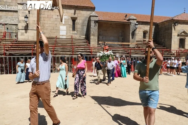 Procesión de San Bartolo por las calles de Aldeadávila de la Ribera / FOTOS: CORRAL Y SAIRA ANDRÉS