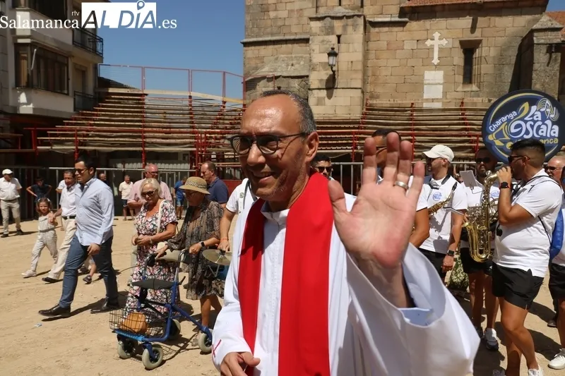 Procesión de San Bartolo por las calles de Aldeadávila de la Ribera / FOTOS: CORRAL Y SAIRA ANDRÉS