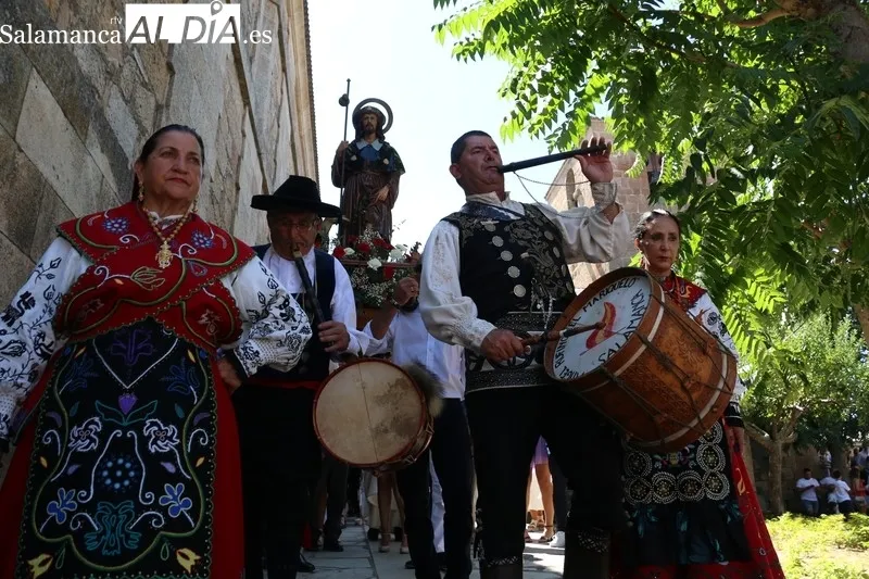 San Roque recorrió las calles a hombros de los mayordomos, la familia Álvarez Martín, en la tradicional procesión / CORRAL