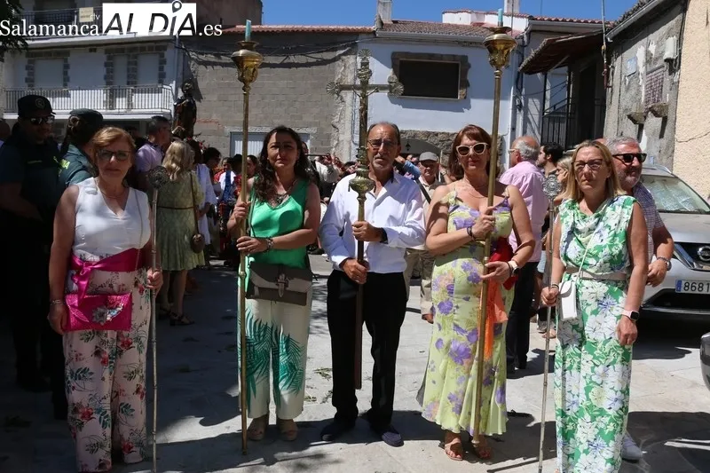 San Roque recorrió las calles a hombros de los mayordomos, la familia Álvarez Martín, en la tradicional procesión / CORRAL