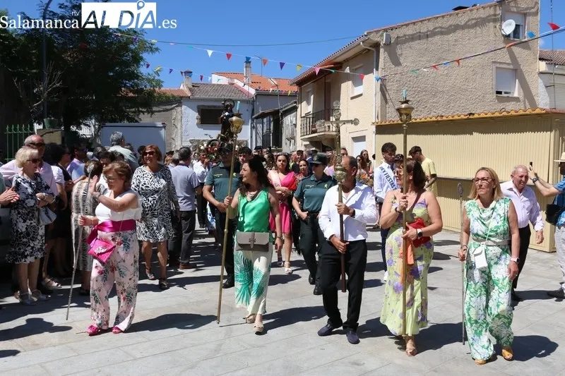San Roque recorrió las calles a hombros de los mayordomos, la familia Álvarez Martín, en la tradicional procesión / CORRAL