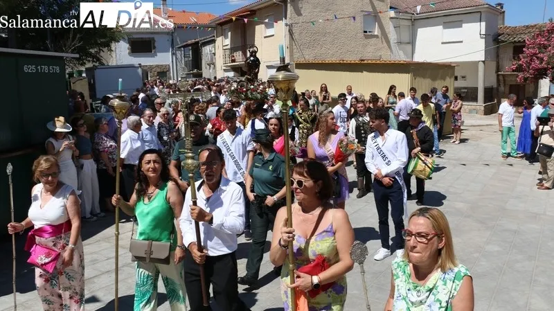 San Roque recorrió las calles a hombros de los mayordomos, la familia Álvarez Martín, en la tradicional procesión / CORRAL