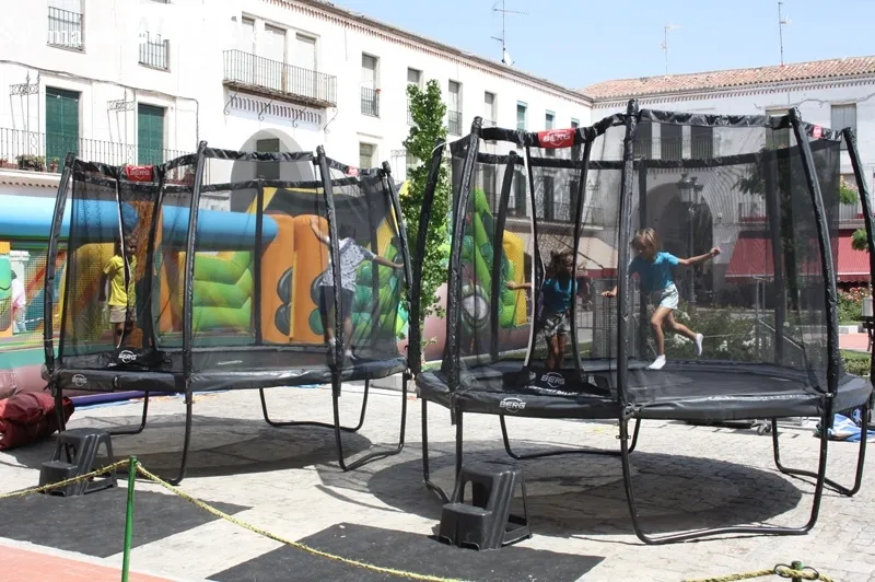 La Plaza Nueva acogía este jueves la Multiaventura infantil