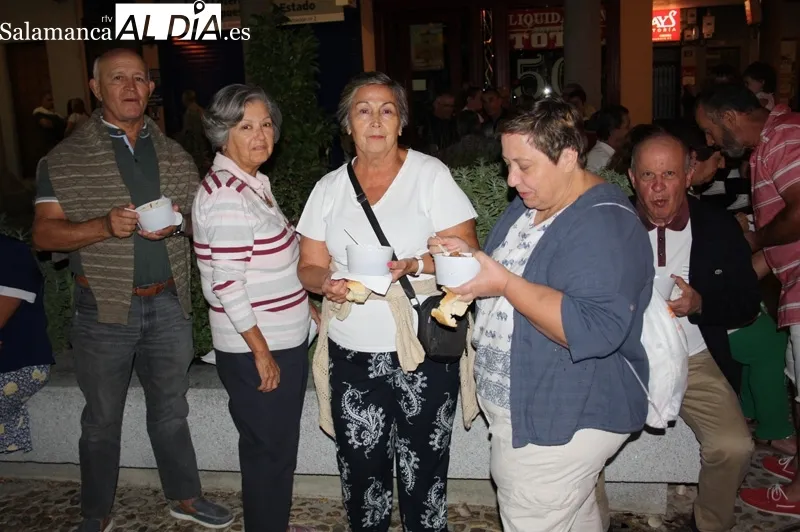 La plaza de la Constitución acogía la degustación de la carne de novillo