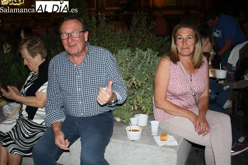 La plaza de la Constitución acogía la degustación de la carne de novillo