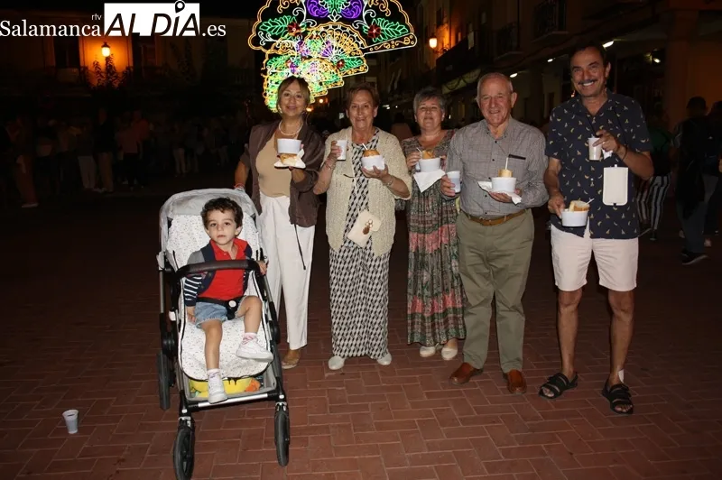 La plaza de la Constitución acogía la degustación de la carne de novillo