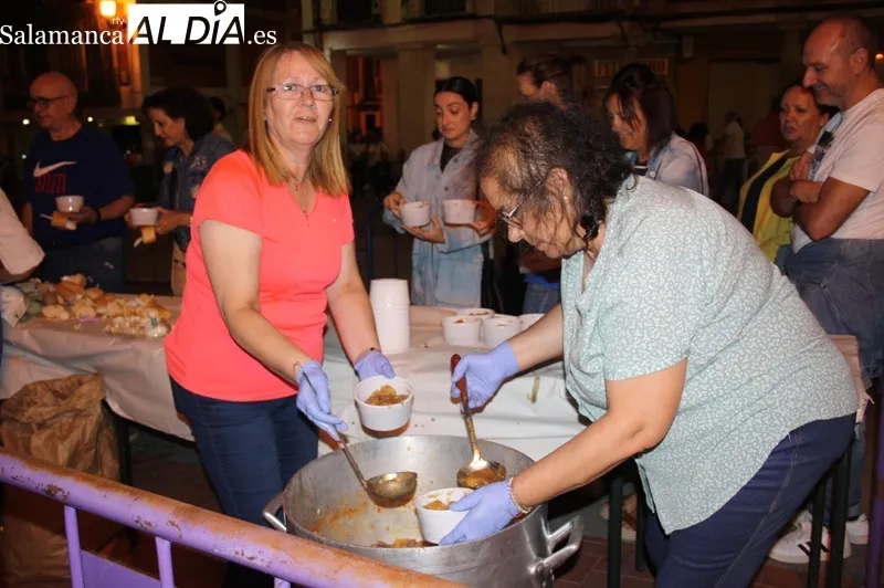 La plaza de la Constitución acogía la degustación de la carne de novillo
