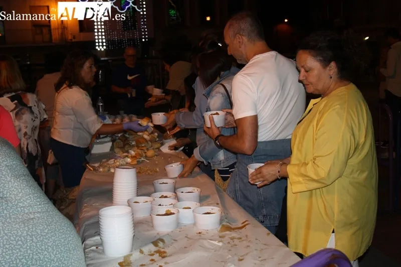 La plaza de la Constitución acogía la degustación de la carne de novillo