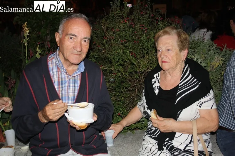 La plaza de la Constitución acogía la degustación de la carne de novillo