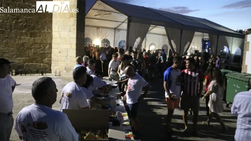 Más de 300 personas asistieron a la cena ofrecida por el Ayuntamiento de Ahigal de Villarino con motivo de sus fiestas patronales / CORRAL