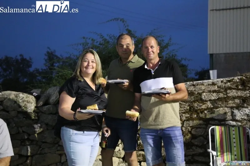 Más de 300 personas asistieron a la cena ofrecida por el Ayuntamiento de Ahigal de Villarino con motivo de sus fiestas patronales / CORRAL