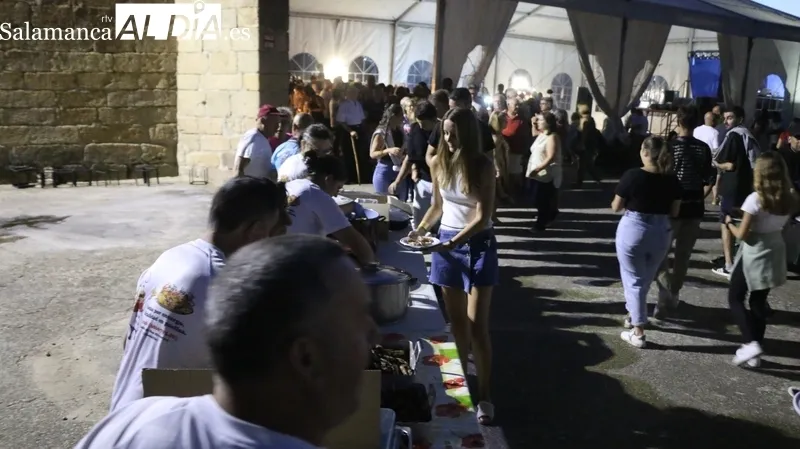 Más de 300 personas asistieron a la cena ofrecida por el Ayuntamiento de Ahigal de Villarino con motivo de sus fiestas patronales / CORRAL