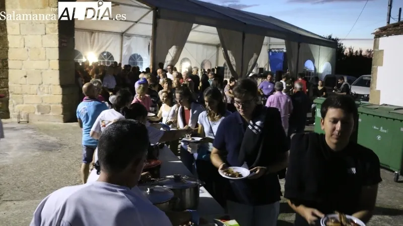 Más de 300 personas asistieron a la cena ofrecida por el Ayuntamiento de Ahigal de Villarino con motivo de sus fiestas patronales / CORRAL