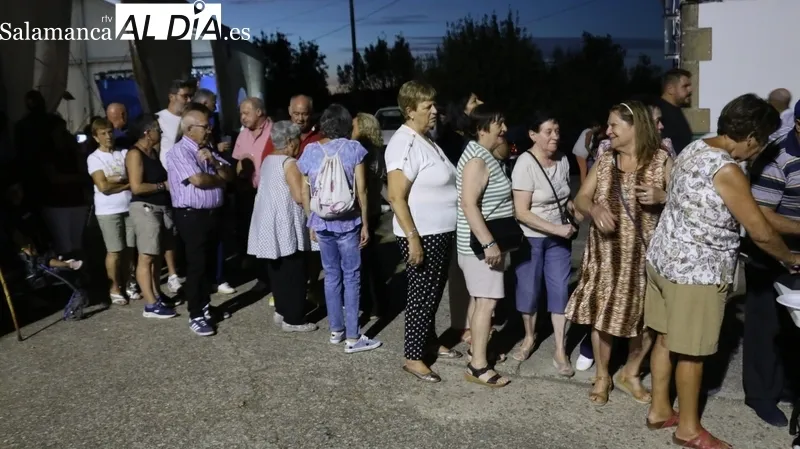 Más de 300 personas asistieron a la cena ofrecida por el Ayuntamiento de Ahigal de Villarino con motivo de sus fiestas patronales / CORRAL