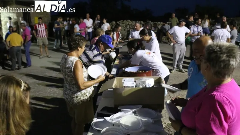 Más de 300 personas asistieron a la cena ofrecida por el Ayuntamiento de Ahigal de Villarino con motivo de sus fiestas patronales / CORRAL