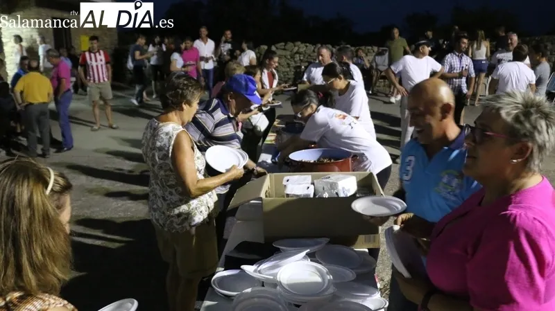 Más de 300 personas asistieron a la cena ofrecida por el Ayuntamiento de Ahigal de Villarino con motivo de sus fiestas patronales / CORRAL