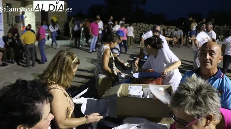Más de 300 personas asistieron a la cena ofrecida por el Ayuntamiento de Ahigal de Villarino con motivo de sus fiestas patronales / CORRAL