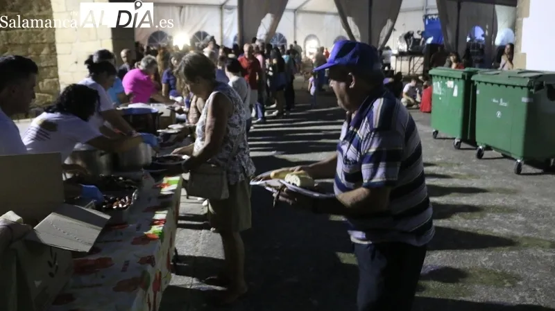 Más de 300 personas asistieron a la cena ofrecida por el Ayuntamiento de Ahigal de Villarino con motivo de sus fiestas patronales / CORRAL