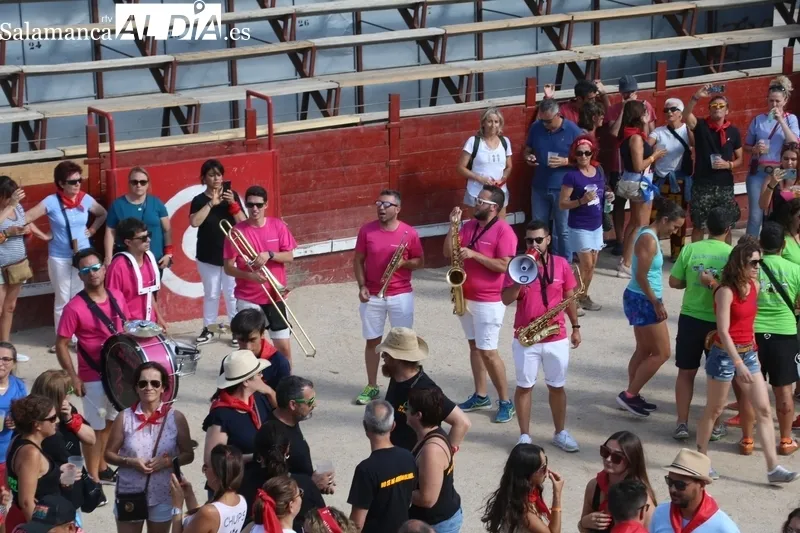 Cientos de peñistas vestían de color la plaza de Villavieja tras una noche anterior mágica del grupo Baleo / CORRAL 