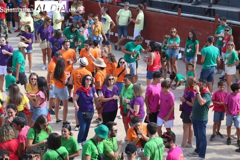 Cientos de peñistas vestían de color la plaza de Villavieja tras una noche anterior mágica del grupo Baleo / CORRAL 