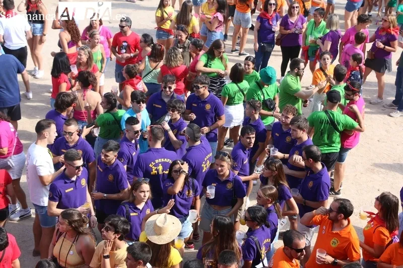 Cientos de peñistas vestían de color la plaza de Villavieja tras una noche anterior mágica del grupo Baleo / CORRAL 