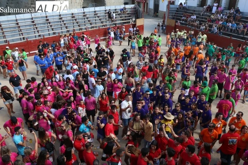 Cientos de peñistas vestían de color la plaza de Villavieja tras una noche anterior mágica del grupo Baleo / CORRAL 